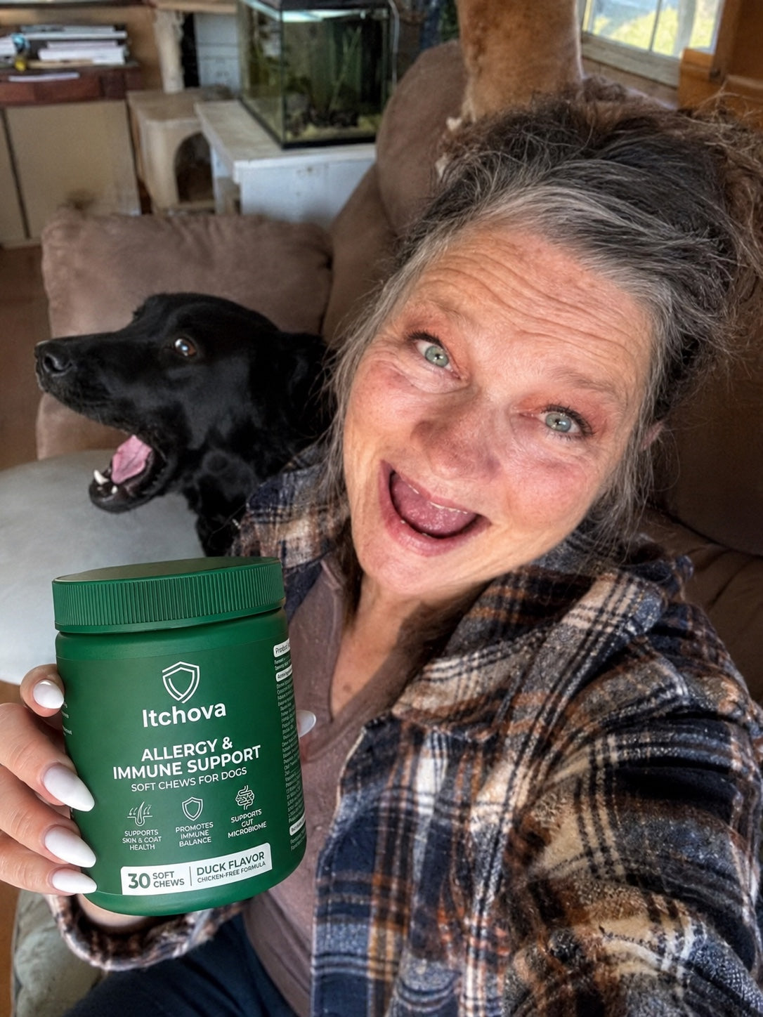 Dog parent at home with her dog and an Itchova jar